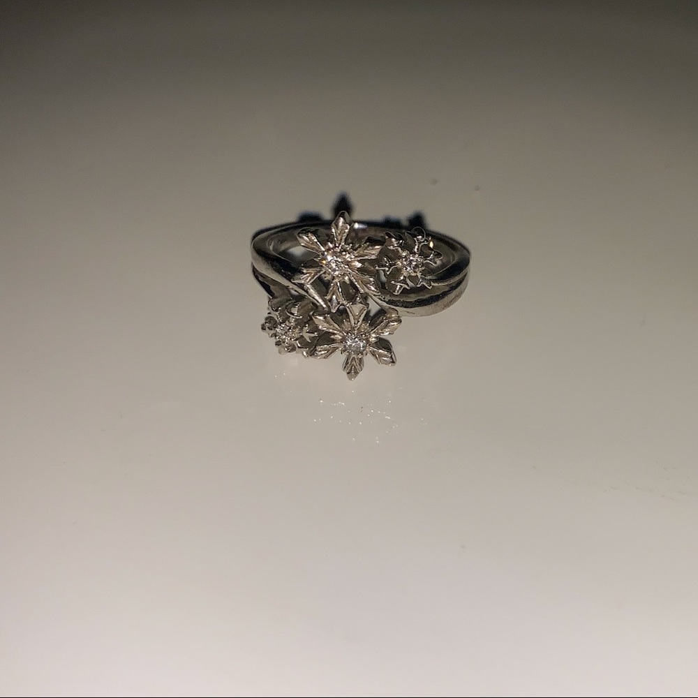 Enchanted Disney Elsa 1/10 CT. T.W. Diamond Ring